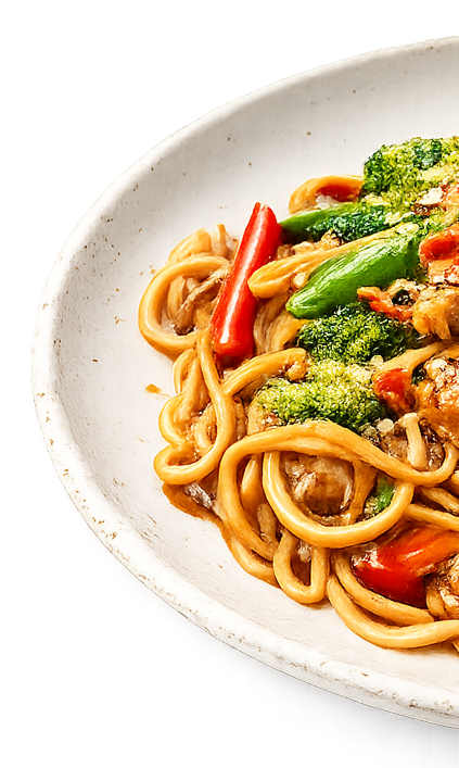 Wokade nudlar med kyckling, broccoli och paprika på vitt fat